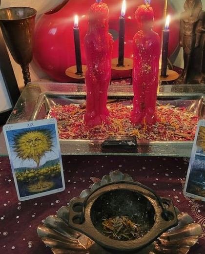 Trabajo espiritual de retorno con velas figura y tarot